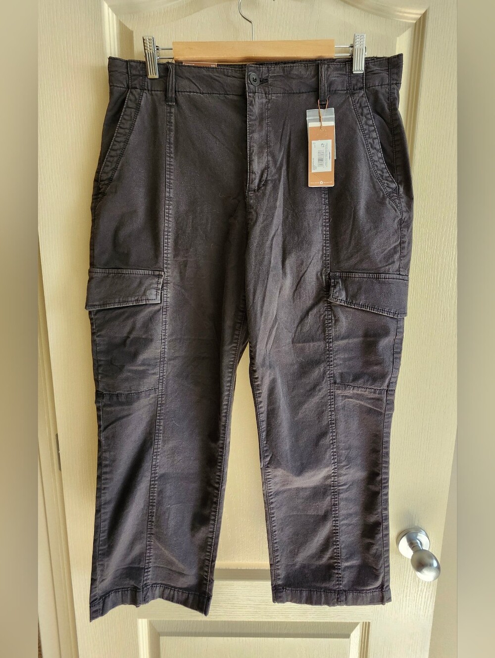 DENVER HAYES High Rise Black Cropped Cargo Pants - Utility Style. Size 12. NWT.